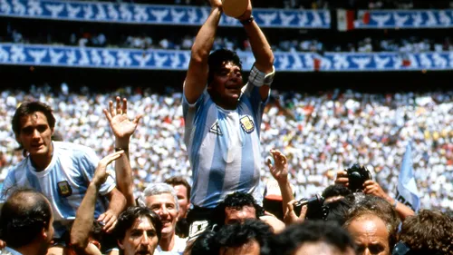 Diego Maradona „a înviat” înaintea partidei Argentina - Chile! Omagiu 3D pentru „El Pibe D'Oro” | VIDEO