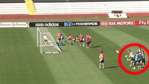 În așteptarea disputei cu Germania, francezii s-au întrecut în execuții spectaculoase. VIDEO - Pogba, Cabaye și Giroud, goluri din spatele porții