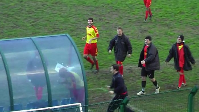 DEMENȚIAL - Caz de targă: după gol, s-a dat cu capul de banca de rezerve și a fost eliminat imediat. Cea mai stupidă fază din istoria fotbalului