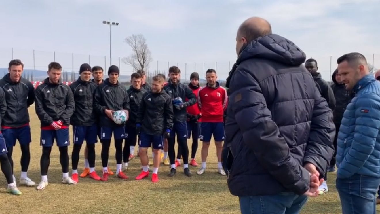 Patronul lui Sepsi s-a dus la antrenament! Discurs memorabil: „S-a rupt ața între voi, am adus adezivul! Vreau să mâncați iarbă, la figurat! Nu-mi furați visul” | VIDEO