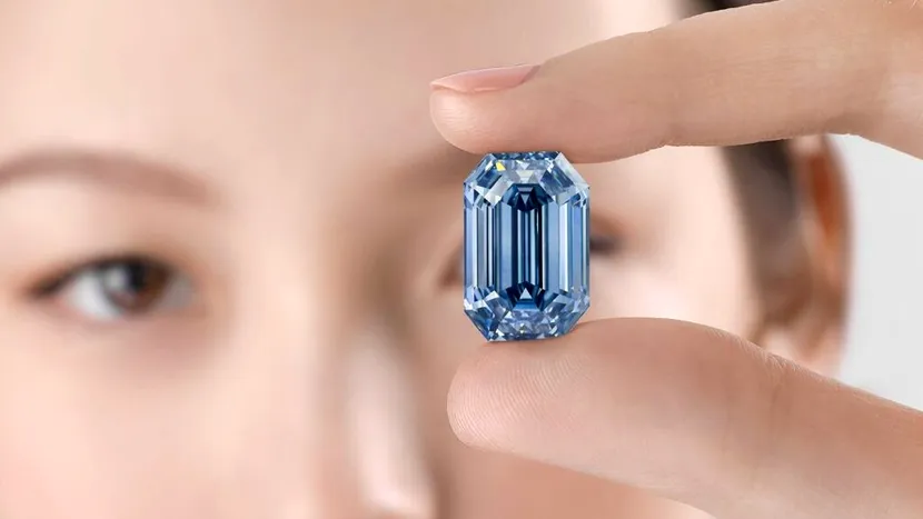 Cel mai mare diamant albastru, vândut pentru 57,5 milioane de dolari. Cât valorează cel mai scump diamant albastru scos vreodată la licitație