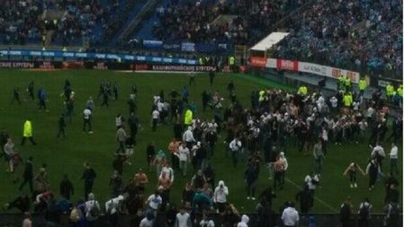 FOTO + VIDEO Fanii lui Zenit au intrat pe teren în meciul cu Dinamo și au încercat să-i dezbrace pe jucători