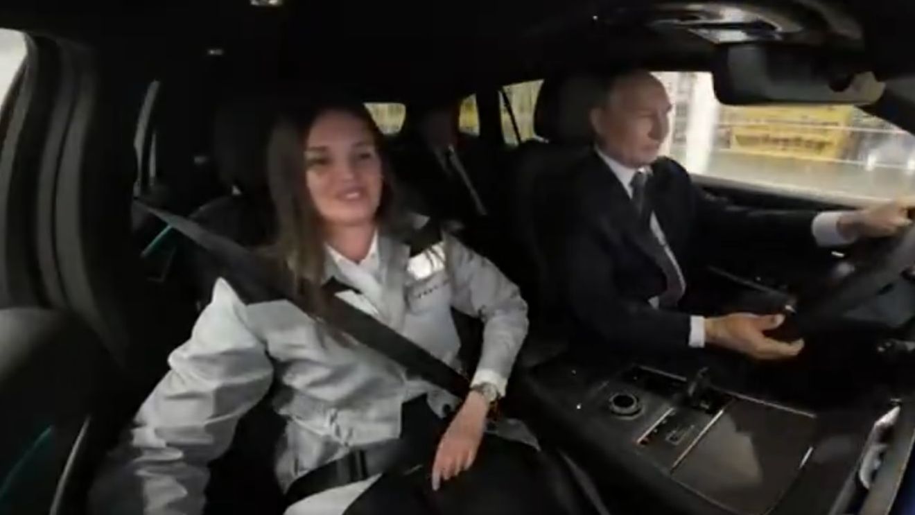 Vladimir Putin s-a urcat în „Dacia Rusiei” și le-a înghețat zâmbetul: „Vă era frică...”