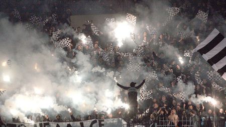 Grecii ar fi arestați la noi!** Interzise pe stadioanele din România, spectacolele pirotehnice ale ultrașilor sunt tradiții în Grecia, Italia sau Serbia