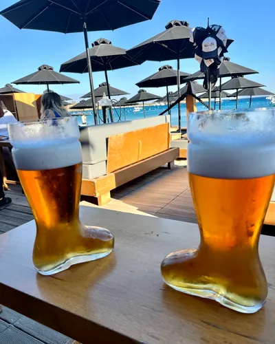 Am fost taxată cu 460 de lire sterline pentru 4 băuturi și o gustare la restaurantul de pe plaja din Mykonos. Un cuplu mărturisește clipele de groază prin care a trecut