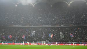 Ultrașii lui Manchester United, răzbunare pe fanii FCSB. Bannerul care l-a înfuriat și pe Gigi Becali