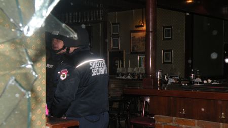 FOTO EXCLUSIV** HAOS în centrul Bucureștiului: pumni, picioare, pietre și un local VANDALIZAT! Imagini cu RĂ‚ZBOIUL fanilor în Steaua-Twente