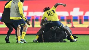 Măcel între fanii lui Trabzonspor și fotbaliștii lui Fenerbahce, pe gazon! Imagini halucinante cu bătaia dintre sute de fani ai gazdelor și jucătorii rivalei: de la ce a pornit infernul din Turcia