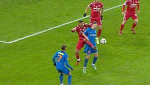 Fază controversată în derby-ul Dinamo - FCSB! „Roș-albaștrii” au cerut penalty după duelul dintre Miculescu și Bena. VIDEO