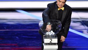 Maradona, în centrul atenției la tragerea la sorți a grupelor Cupei Mondiale. A lovit primul, apoi a fost pus la punct în câteva cuvinte de selecționerul Argentinei. Ironizat de Lineker. "Mâinile tale..."