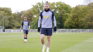 Radu Drăgușin nu s-a mai putut stăpâni pe banca de rezerve și camerele TV l-au surprins, în Liverpool - Tottenham 4-2, când nu se aștepta să fie filmat! Românul deja nu se mai ascunde