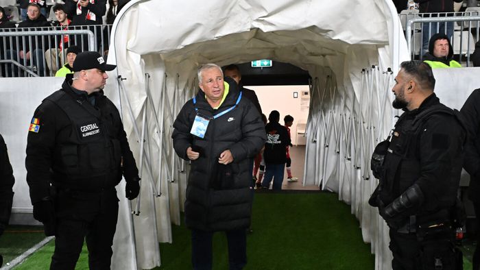 Fanii lui Dinamo București au afișat chipul bărbatului cu care a fost înșelat Dan Petrescu de prima soție. Cum a reacționat antrenorul lui CFR Cluj, după meci, când a fost întrebat