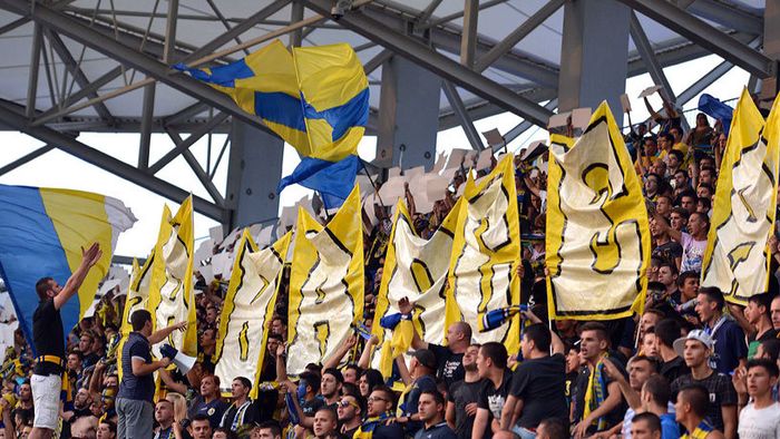 Galeria Petrolului a protestat împotriva Jandarmeriei la meciul cu FC Vaslui! Ce banner sugestiv au afișat ultrașii în peluză