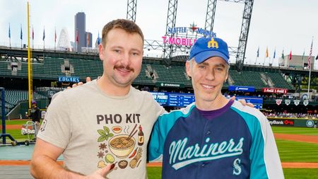 A prins o minge și i-a dat-o unui copil. Gestul său l-a costat 200.000 de dolari!