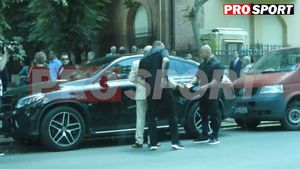 Imagini fabuloase cu Gigi Becali: a fost păzit ca un șef de stat de gărzile de corp, iar plata s-a făcut în fața limuzinei! Miliardarul și-a „onorat” bodyguarzii „pe vechi”, cu cash la purtător | VIDEO EXCLUSIV