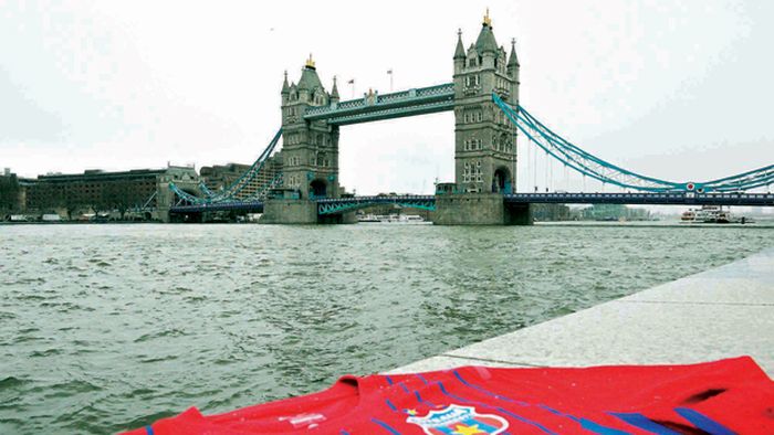 Londra, fă cunoștință cu Steaua!** Reportaj din Capitala Angliei: tricoul roș-albaștrilor a fost afișat, ieri, în cele mai importante zone