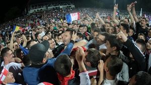 EXPLOZIE de bucurie la Galați! **Paraschiv, reacție incredibilă: "Vorbești serios?! Jură-te!!! Merg beat la antrenament" :)