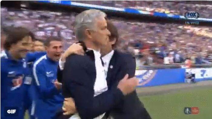 Conte a câștigat duelul cu rivalul Mourinho! Gestul făcut de italian în fața lui "The Special One", după victoria lui Chelsea din finala FA Cup