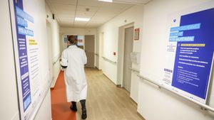 O femeie nu poate avorta, chiar dacă sarcina îi pune în pericol viața! Legea care nu mai obligă spitalele să acorde ajutorul de urgență stârnește controverse: „Nemernicilor!”