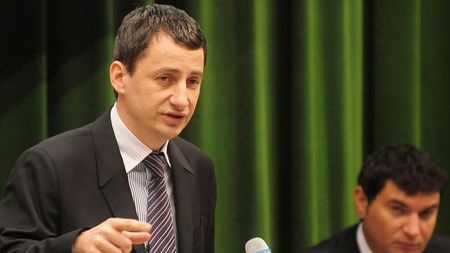 Iacov dezvăluie de ce a pierdut Dragomir: "A fost trădat cu o oră înaintea votului" Fostul șef de la FC Național îl apără pe Ponta: "Nu s-au dat bani publici"