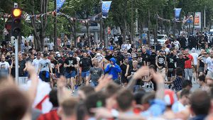 IMAGINEA ZILEI | Un cadru impresionat cu un fan al Poloniei și unul al Irlandei de Nord pe patul de spital, după ce aceștia au fost bătuți de huliganii francezi