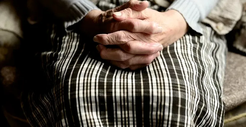 Strigătul disperat al unei bătrâne din Brașov, izolată în casă: 'Îmi e foame, vă rog, vă dau banii la pensie'