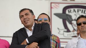 Ultima victorie? Rapid a scăpat de Massone. Italianul a pierdut procesul pentru preluarea echipei intrate în faliment. Suporterii se strâng duminică seară la stadion să discute despre dispariția clubului