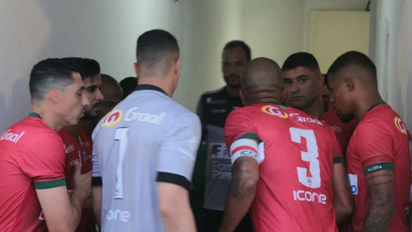 Cum se pedepsește o înfrângere în Brazilia! Jucătorii au fost lăsați fără mâncare de către suporteri. "Fanii erau furioși, dar s-au mai calmat după ce au înfulecat bine!"