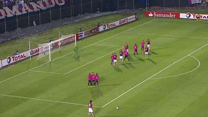 "Ce a fost asta? Una dintre cele mai slabe lovituri libere din istorie". Dos Santos, fostul jucător al lui Bayern, s-a făcut de râs