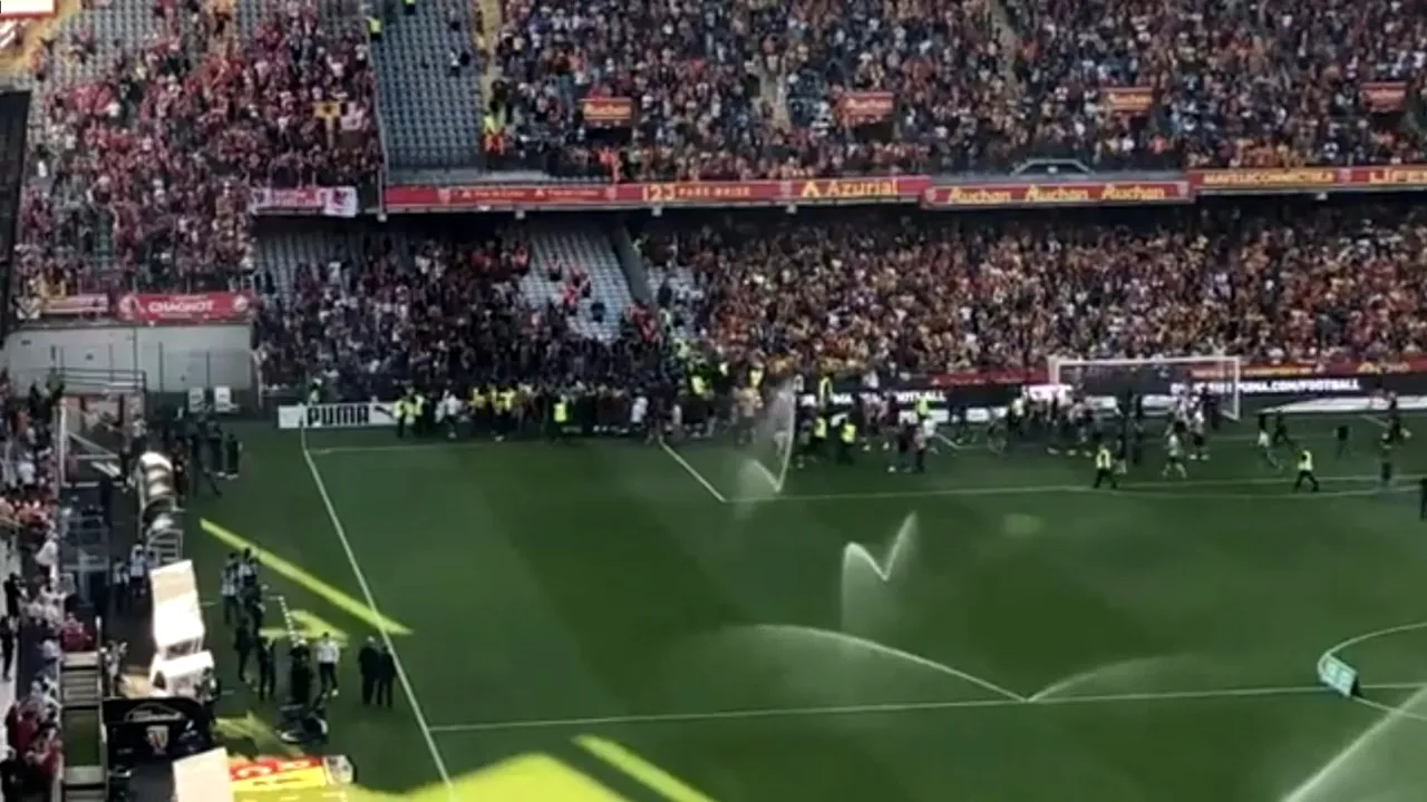 Scene incredibile în Ligue 1! Fanii lui Lens au intrat pe gazon, în încercarea de a ajunge în sectorul destinat suporterilor lui Lille | VIDEO