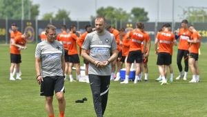 Primele imagini cu Dinu Todoran la FCSB + Jucători noi la antrenamentul roș-albaștrilor | VIDEO