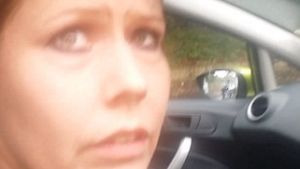 E incredibil ce putea să facă această blondă la volan, pe autostradă! A fost oprită de un alt șofer și trasă la răspundere. Dialog halucinant