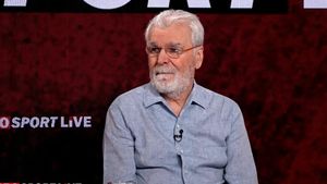 „Nu am mai văzut un arbitru care să vorbească la telefon!”. Dinu Gheorghe, reacție furibundă după România - Kosovo. EXCLUSIV