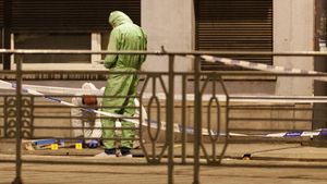 Cine este bărbatul care a comis atentatul terorist din Bruxelles! Au apărut primele imagini din momentul în care criminalul i-a ucis pe fanii suedezi: atenție, secvențele filmate vă pot afecta emoțional. UPDATE: Teroristul a fost împușcat mortal de polițiștii belgieni | VIDEO