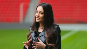 Cea mai frumoasă prezentatoare TV, apariție mai mult decât îndrăzneață, într-o rochie cu decolteu!