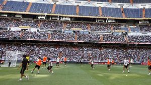 Mai mulți decât într-o etapă întreagă din Liga I!** Fanii Realului aproape au umplut "Bernabeu" la antrenamentul oficial dinaintea El Clasico nr. 1 al sezonului VIDEO