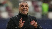 Fabulos! Olăroiu are contractul pe masă și poate primi dublul salariului lui Chivu. „Împăratul revine!"