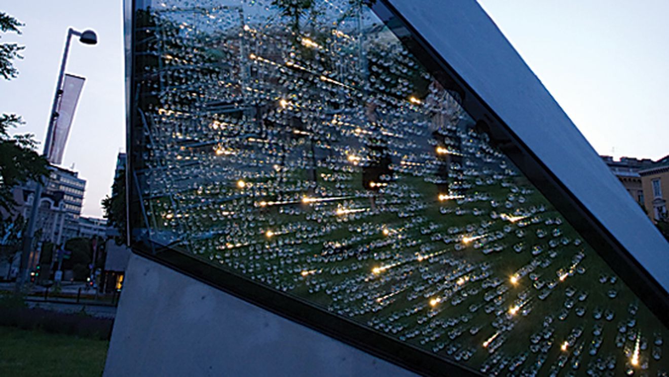 Campioana va primi și o sculptură de 5 metri, cu cristale Swarovski