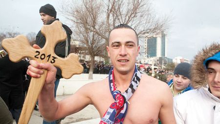 7 suporteri ai Oțelului s-au aruncat în Dunăre pentru a prinde crucea de Bobotează:** "Anul aceasta vrem să luăm Cupa!"