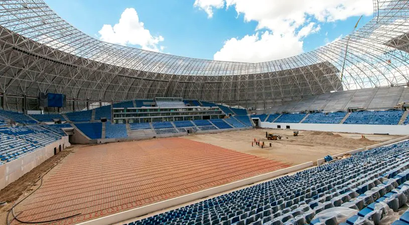 Se montează suprafața de joc pe noua arenă a Craiovei. În trei zile va fi gata și va fi mai performantă decât cea de pe Arena Națională. IMAGINI SPECTACULOASE