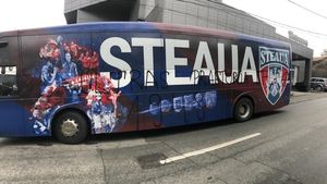 Peluza Sud 97 a ieșit la atac și nu i-a iertat pe rivalii din Capitală. Autocarul CSA Steaua a fost vandalizat în Craiova | EXCLUSIV