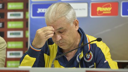 FOTO | Iordănescu s-a "luptat" cu o sticlă toată conferința de presă :). "Îi cunoaștem. Nu vom juca defensiv". Ultimele cuvinte ale Generalului înainte de meciul cu Franța