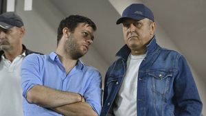 Victor Angelescu şi Dan Şucu, răspuns dur pentru Andrei Păunescu, în războiul pentru imnul Rapidului, scris de Adrian Păunescu. „L-a cântat, contra cost, la inaugurarea noului stadion”