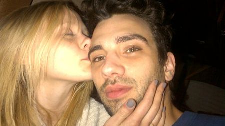 Hocheiul i-a apropiat, Twitter-ul îi putea despărți! Imagini indecente publicate din greșeală de o actriță