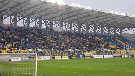 Când pasiunea pentru fotbal e mai presus de orice... chiar și în Liga a 4-a ! FOTO | Devotament incredibil din partea fanilor Petrolului: mai mulți decât au fost pe stadion la ultimul meci jucat "acasă" de Steaua
