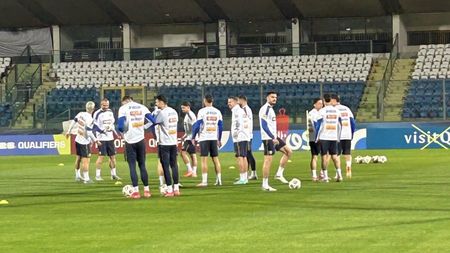 Primele imagini cu echipa națională a României la antrenamentul oficial din San Marino. Elevii lui Mircea Lucescu, supravegheați cu mare atenție din tribună