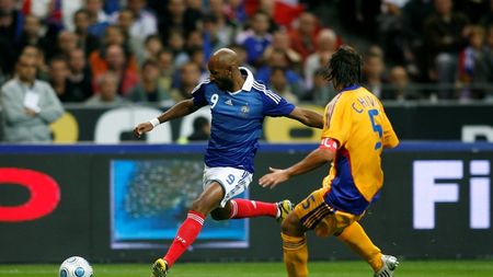 "Franța și-a spart dinții** în apărarea condusă de căpitanul României!"