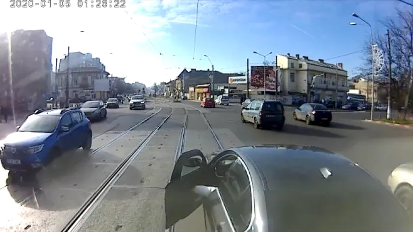FOTO | BMW-ul lovit de tramvai a fost surprins din nou în trafic!