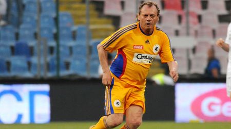 Momentul uimitor când Ilie Balaci și-a stins țigara și a intrat direct în teren! A lăsat pe toată lumea mască: ”Avea problemele lui, dar și chef să fumeze”