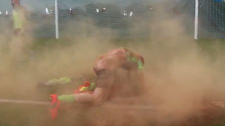 VIDEO - Nu a primit cadouri, ci o experiență traumatizantă. Cum a fost aniversat un fotbalist de la Odense